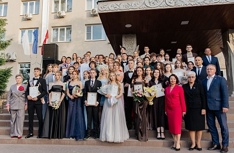 Максим Изосимов поздравил выпускников Каменского района, их родителей и учителей с праздником Максим Изосимов поздравил выпускников Каменского района, их родителей и учителей с праздником